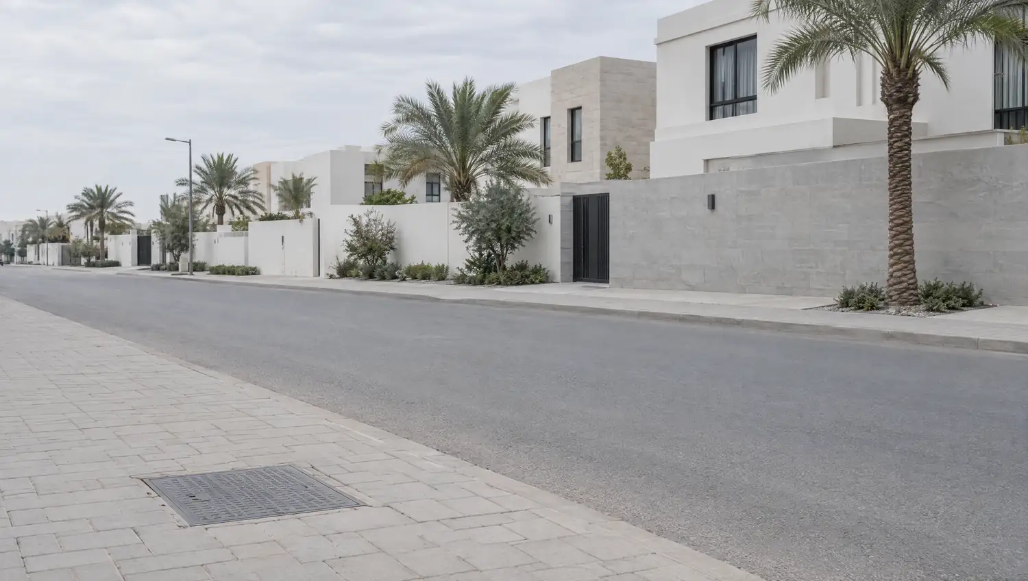شارع سكني كويتي هادئ وغطاء تصريف في الرصيف